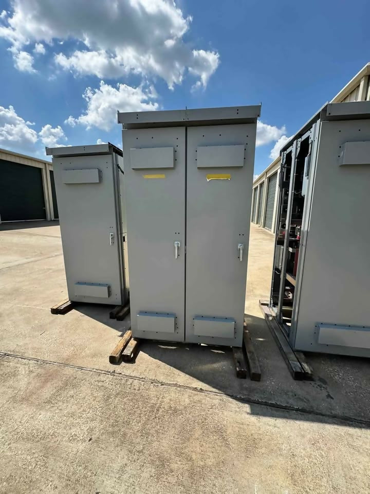 Four brand new Siemens 3000A 208/120V 3PH 4W (4) Section 3R Switchgear – Main WLL2F330