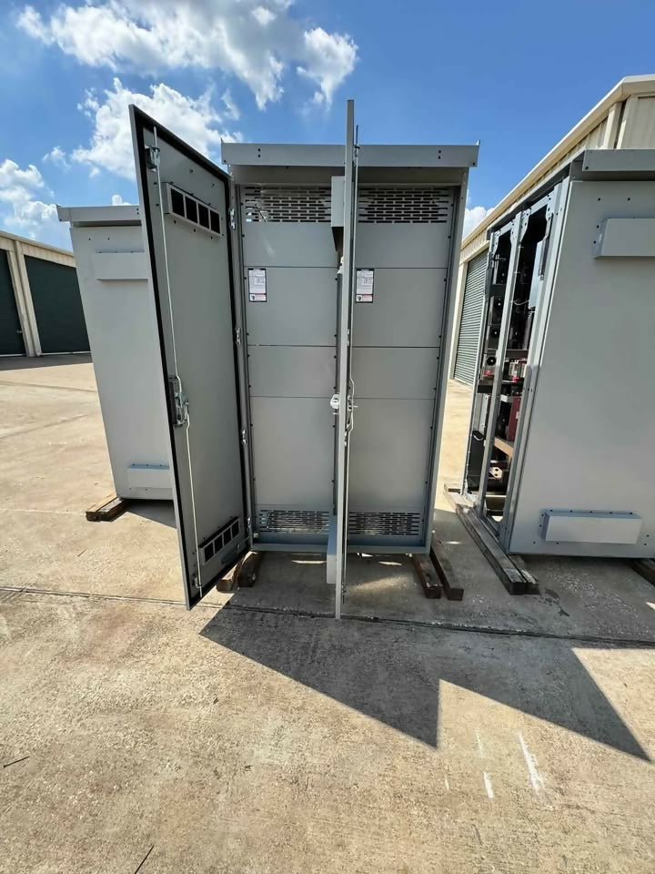 Four brand new Siemens 3000A 208/120V 3PH 4W (4) Section 3R Switchgear – Main WLL2F330