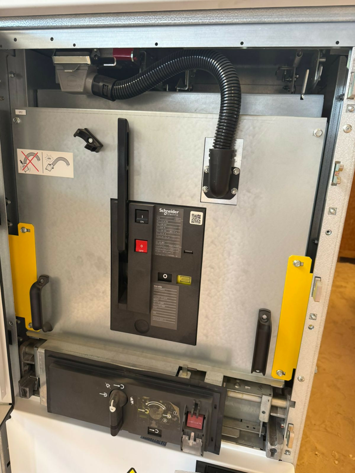MCset switch gear 13.8kv Schneider electric