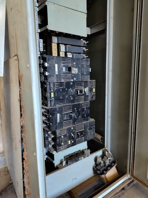 GE 3000A outdoor switchgear lineup, 480V, used — Electrical Trader