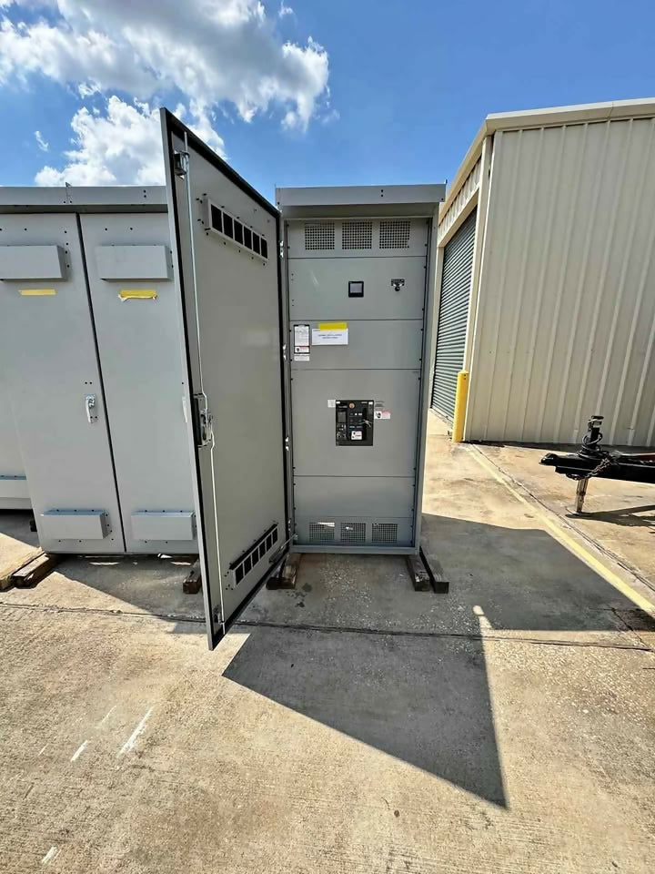 Four brand new Siemens 3000A 208/120V 3PH 4W (4) Section 3R Switchgear – Main WLL2F330
